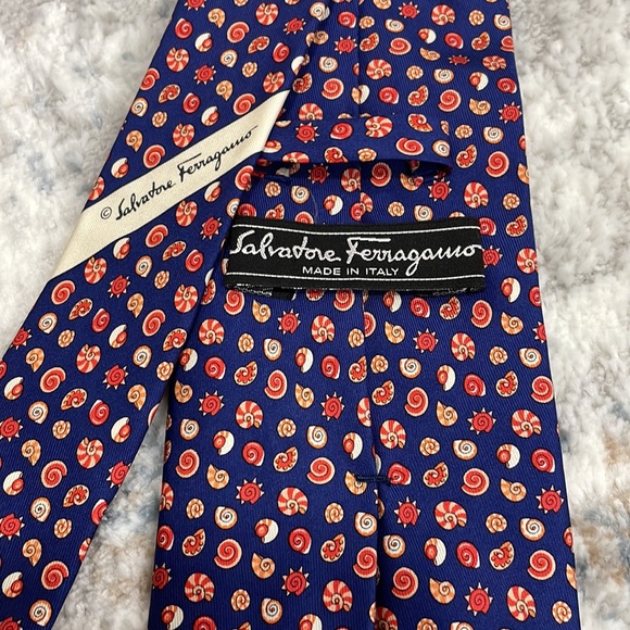 Beautiful Salvatore Ferragamo Navy ‘Seashell’ Motif Tie - Picture 2 of 3